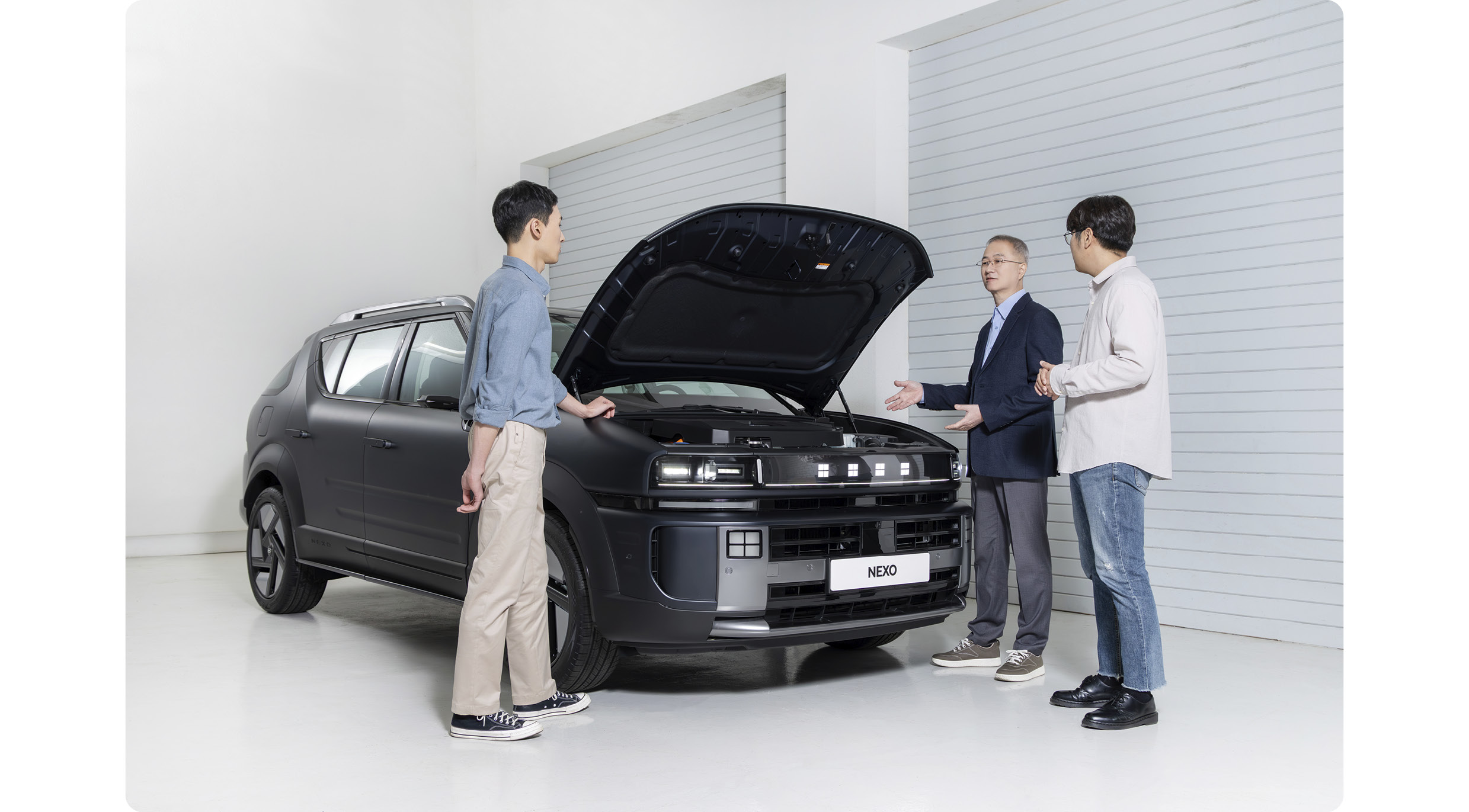 2세대 넥쏘의 개발진이 이야기를 나누고 있다