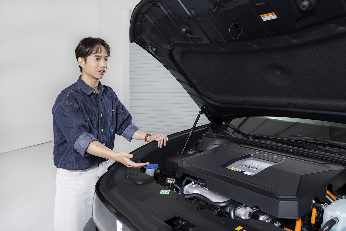 2세대 넥쏘의 연료전지 시스템을 설명 중인 정상훈 책임연구원