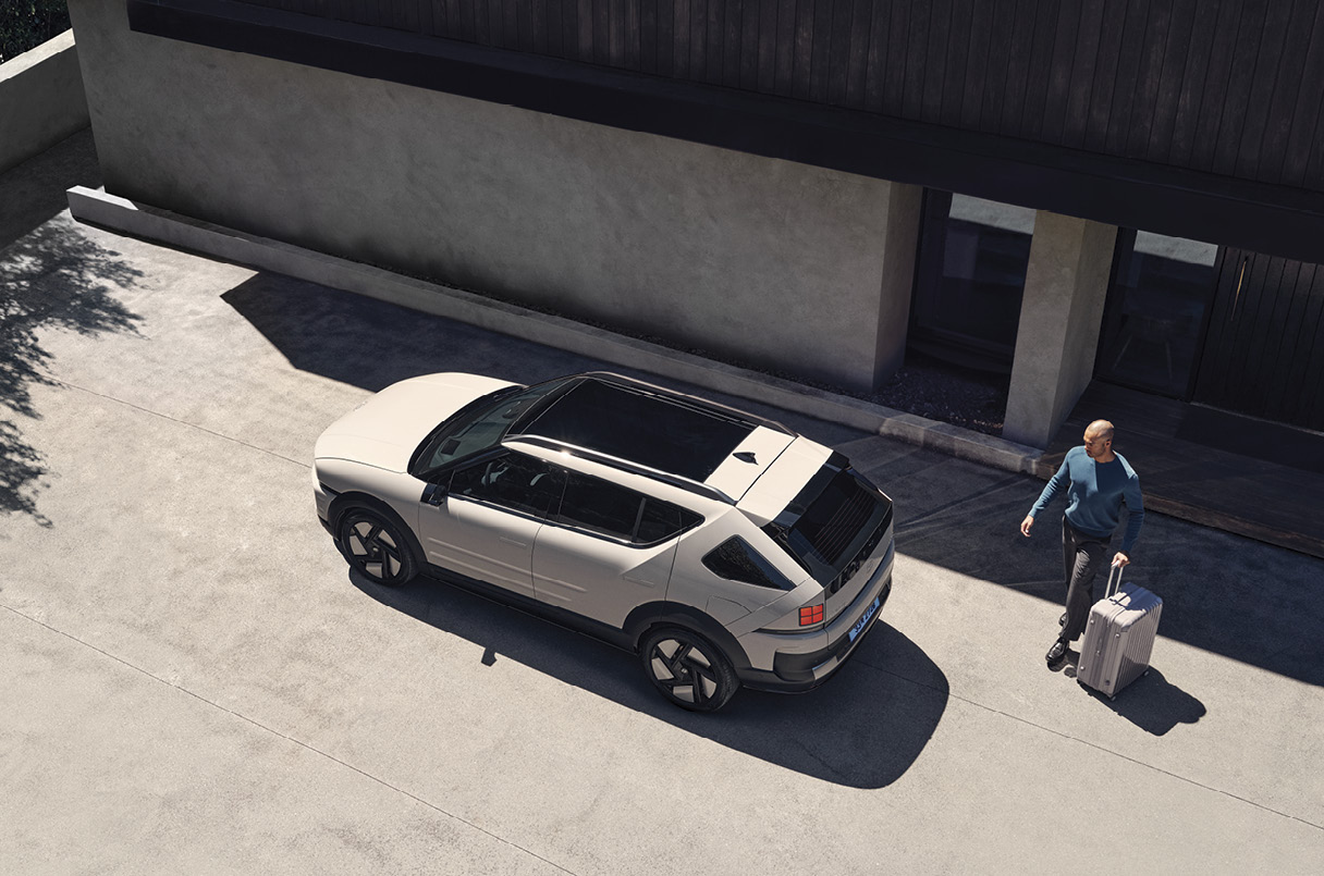 2세대 넥쏘를 향해 한 남성이 다가서고 있다