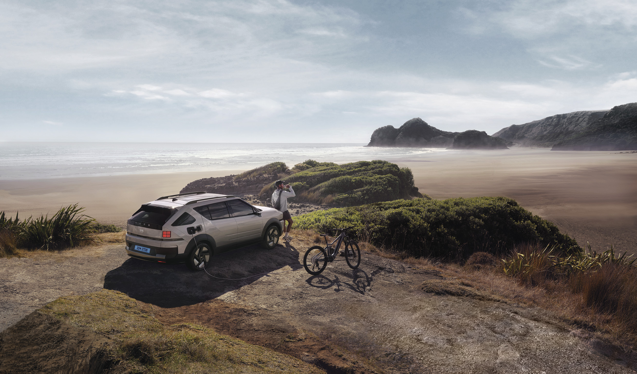 V2L 기능으로 전기 자전거를 충전 중인 2세대 넥쏘의 모습