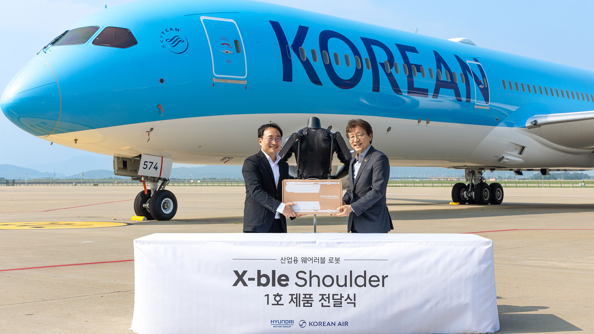 Hyundai Motor and Kia’s Robotics LAB Delivers First ‘X-ble Shoulder’ Wearable Robot to Korean Air