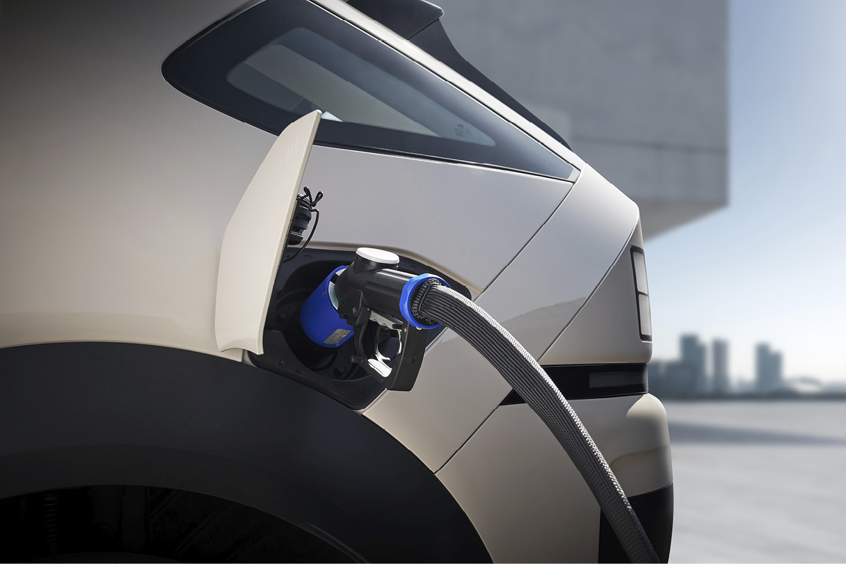 수소전기차의 수소 충전 모습