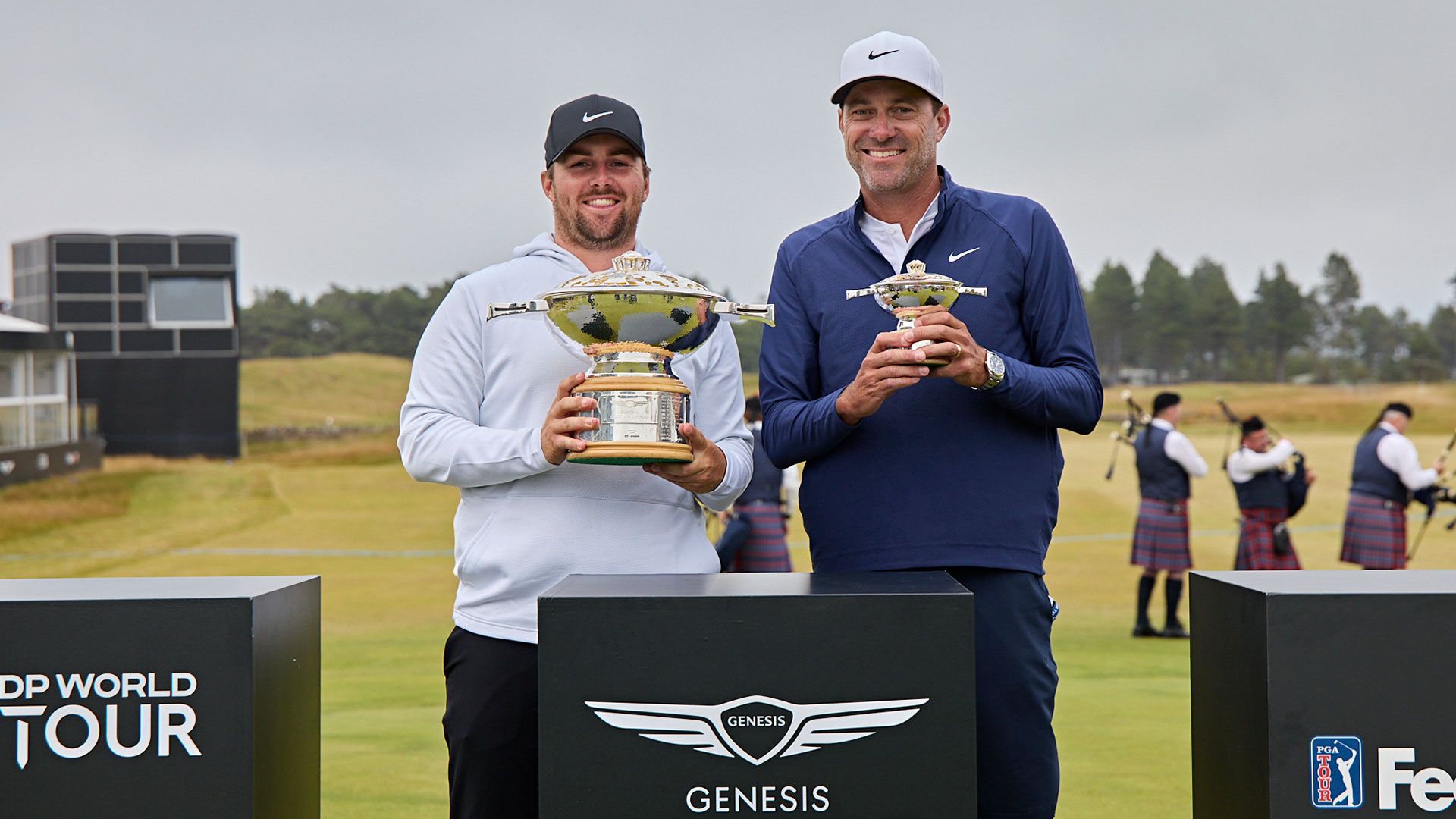 (왼쪽부터) ‘2025 제네시스 스코티시 오픈’ 우승자 크리스 고터럽(Chris Gotterup), 캐디인 브레이디 스톡튼(BradyStockton)이 기념촬영을 하는 모습
