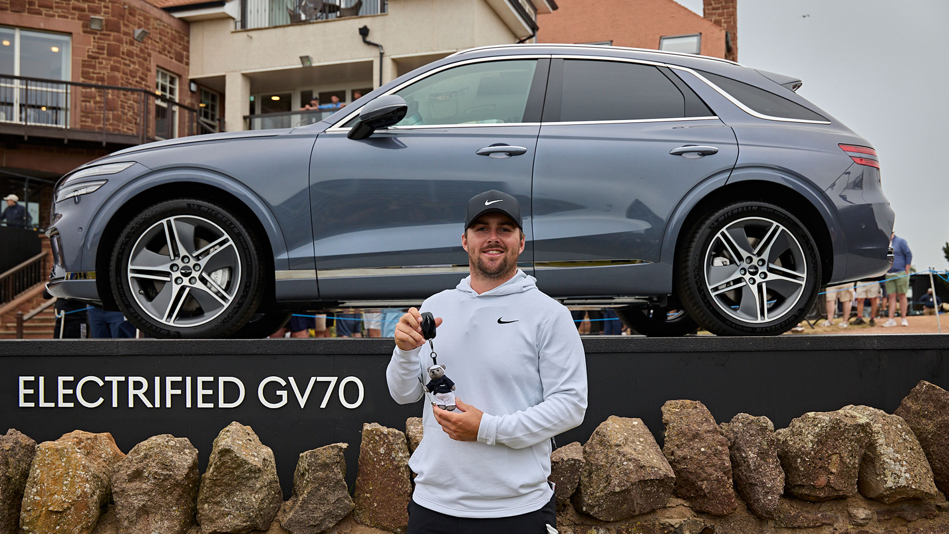 (왼쪽부터) ‘2025 제네시스 스코티시 오픈’ 우승자 크리스 고터럽(Chris Gotterup)이 기념촬영을 하는 모습