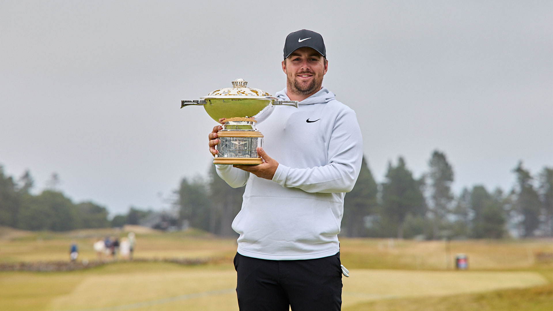 (왼쪽부터) ‘2025 제네시스 스코티시 오픈’ 우승자 크리스 고터럽(Chris Gotterup)이 기념촬영을 하는 모습