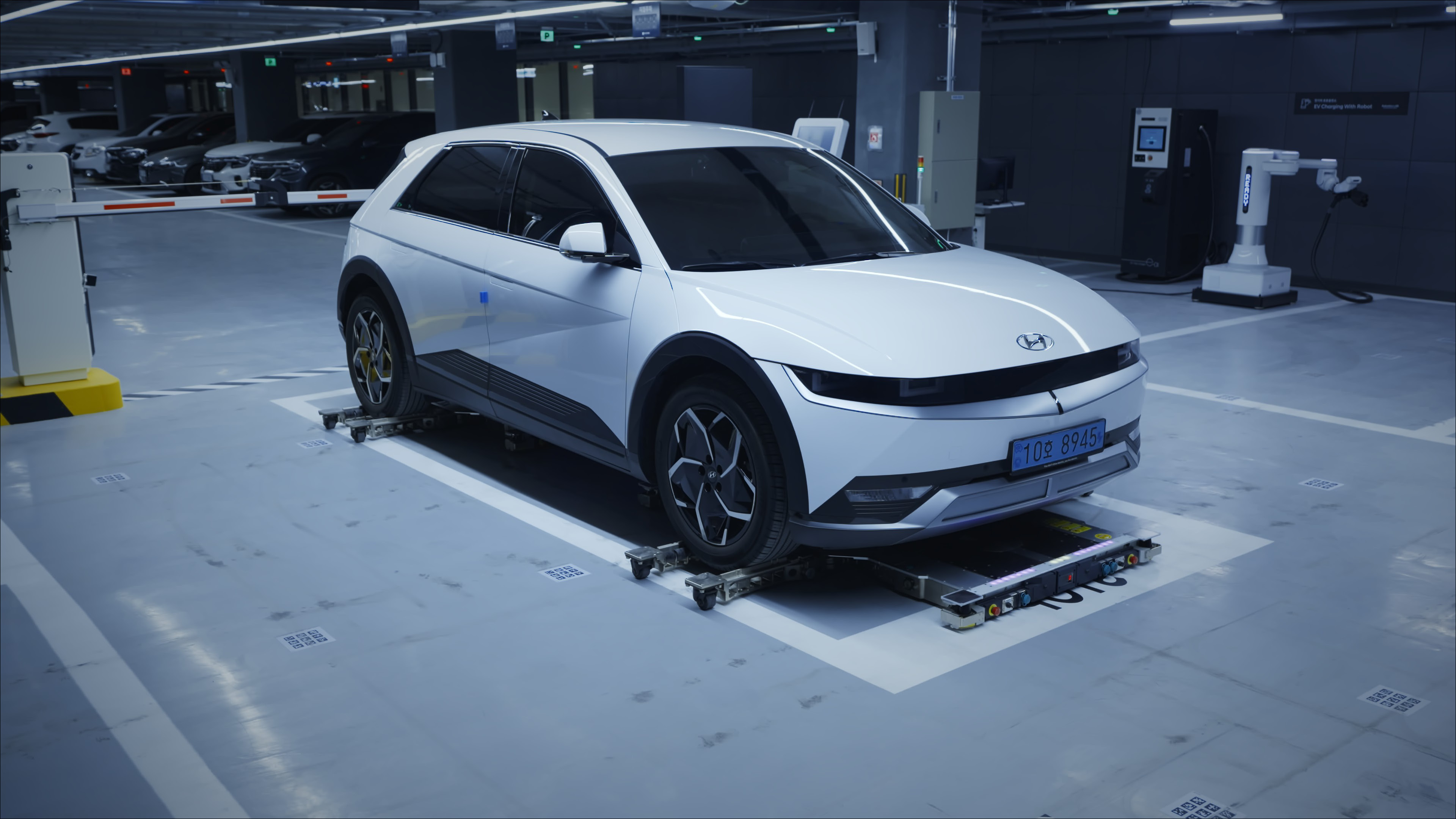 주차 로봇이 아이오닉 5를 운반하는 모습