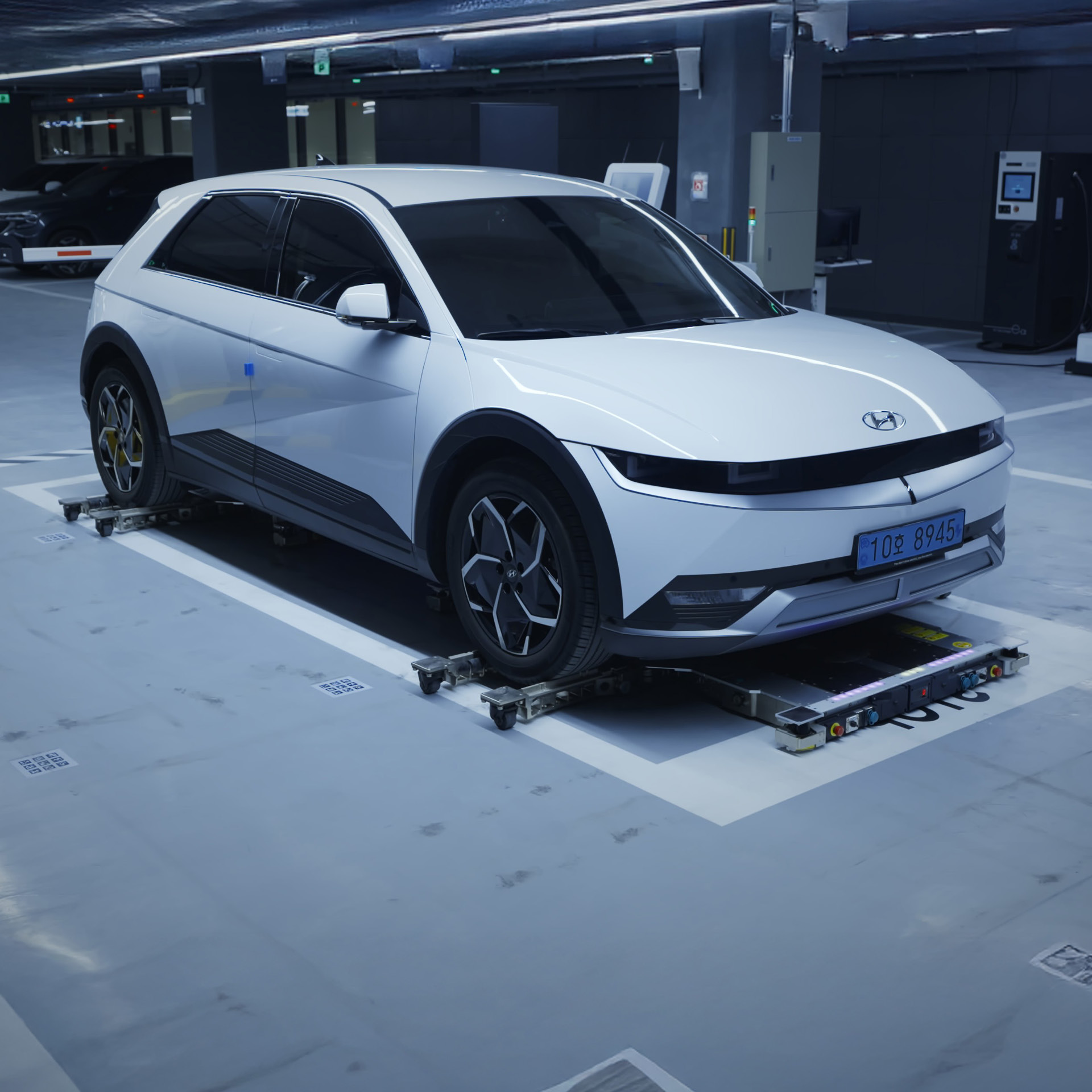 주차 로봇이 아이오닉 5를 운반하는 모습