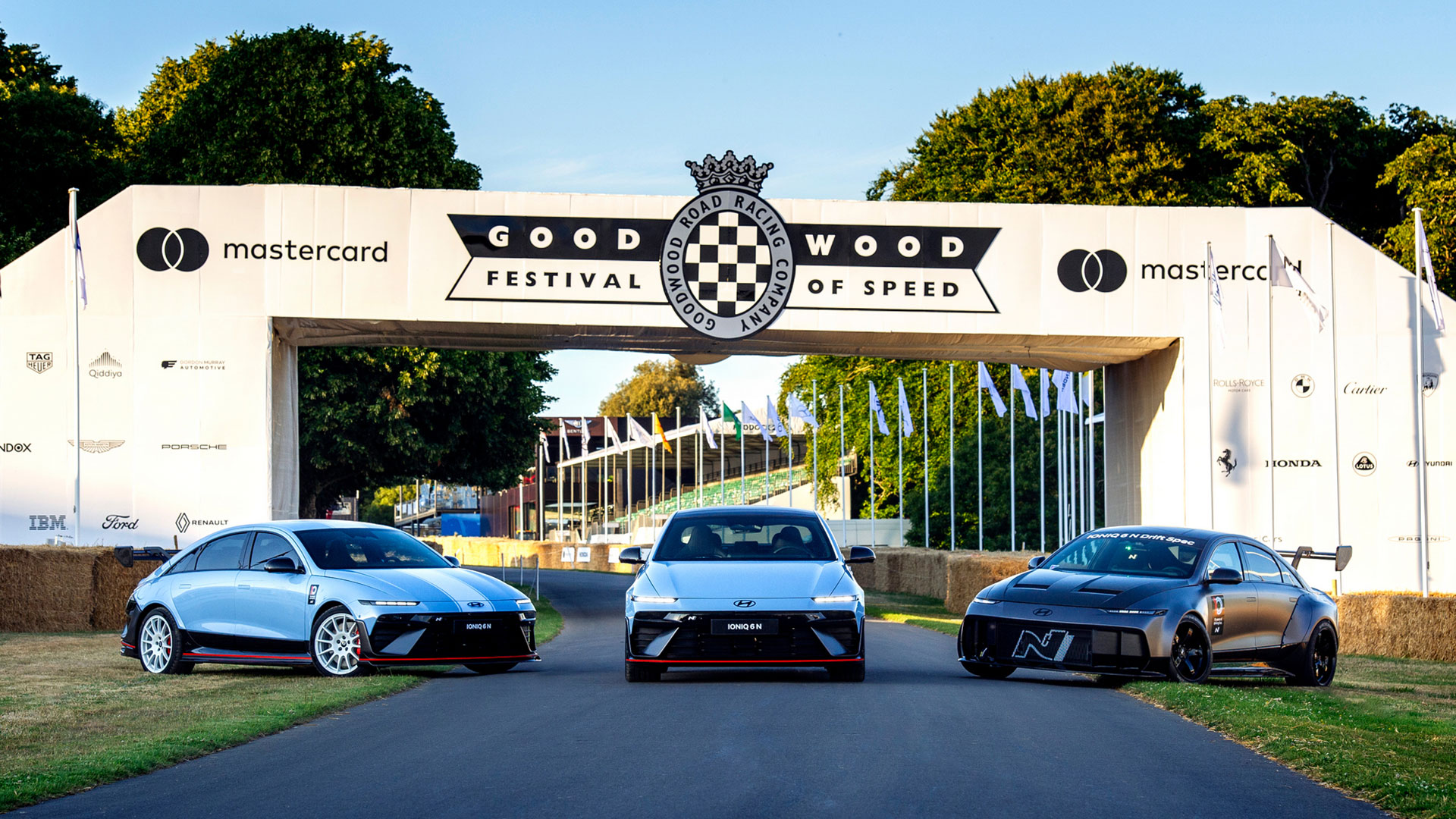 지난 10일 (현지시각) 영국 웨스트서식스에서 열린 자동차 축제 ‘굿우드 페스티벌 오브 스피드’ 내 메인 브릿지 앞에 선 아이오닉 6 N과 IONIQ 6 N 드리프트 스펙의 모습.