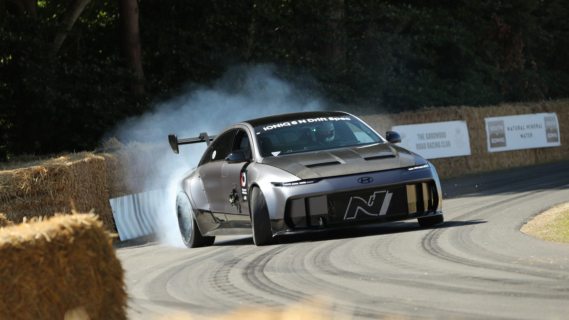 지난 10일 (현지시각) 영국 웨스트서식스에서 열린 자동차 축제 ‘굿우드 페스티벌 오브 스피드’ 내 굿우드 하우스 앞에서 아이오닉 6 N 드리프트 스펙이 드리프트 쇼런을 선보이는 모습.