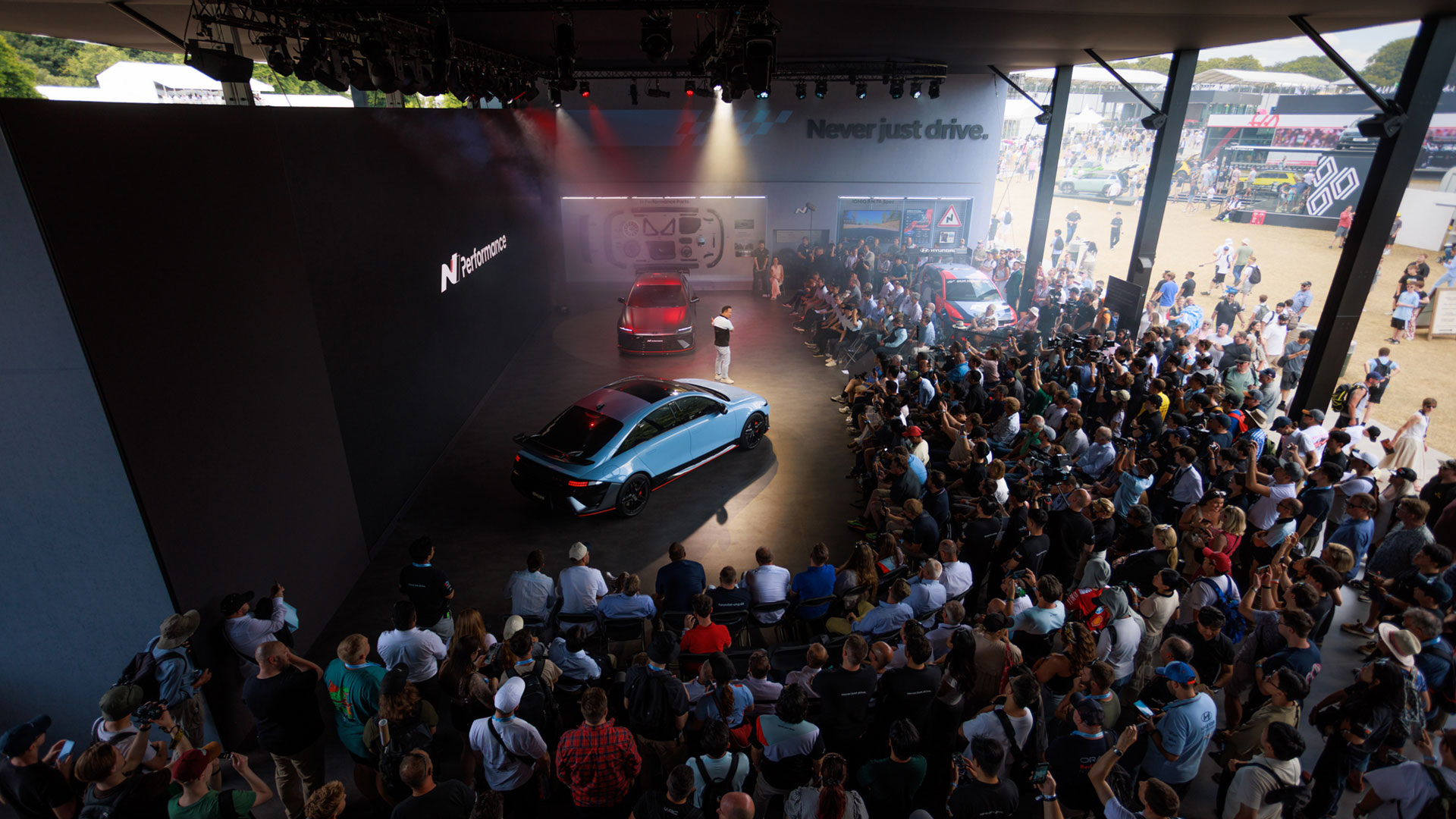 지난 10일 (현지시각) 영국 웨스트서식스에서 열린 자동차 축제 ‘굿우드 페스티벌 오브 스피드’ 내 N 전용 부스에서 진행된 아이오닉 6 N 미디어 발표에 관람객들이 모인 모습.