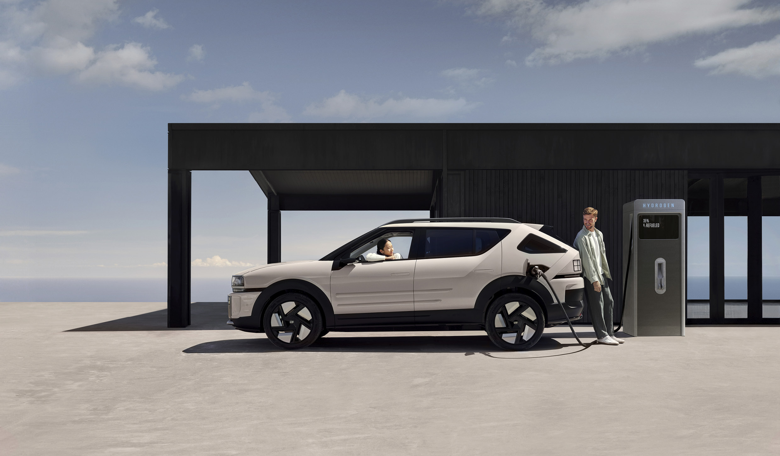 2세대 넥쏘를 충전하는 모습