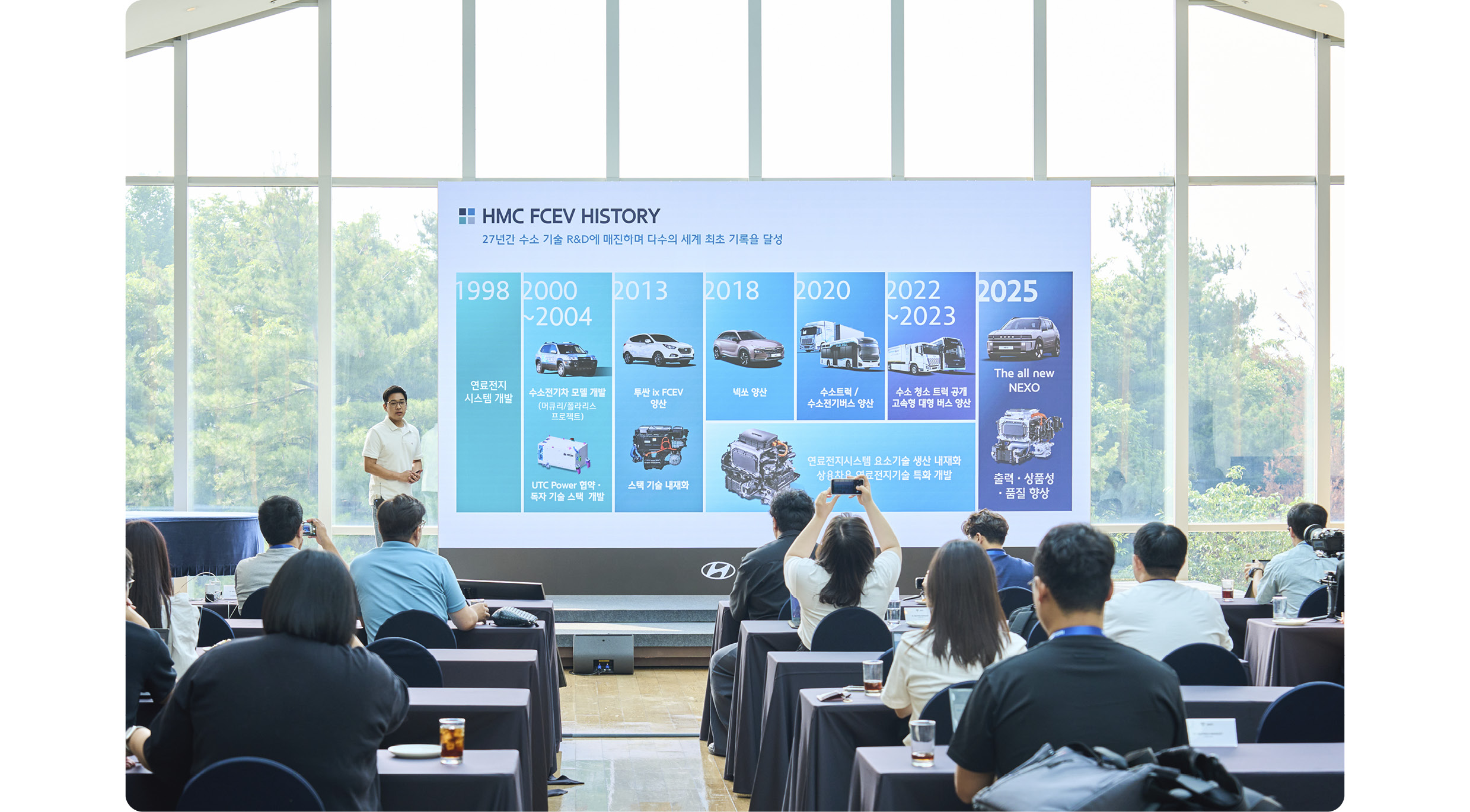 2세대 넥쏘의 상품 기획에 대해 설명 중인 김호중 책임연구원