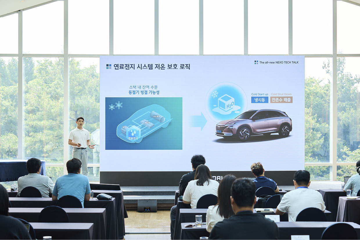 정재권 책임연구원이 연료전지 시스템 제어 기술에 대해 설명하고 있다