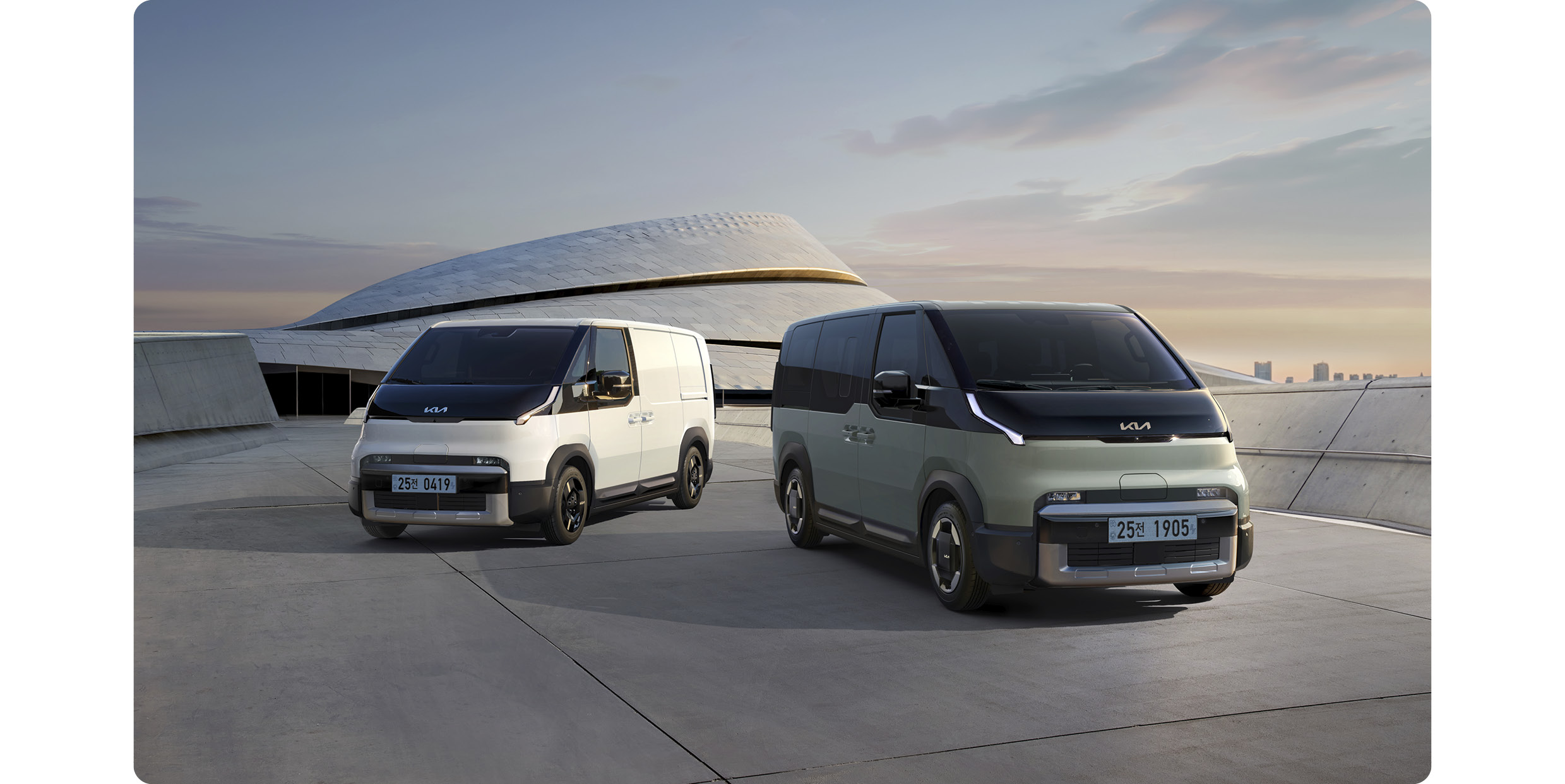 PV5 2대가 서 있는 모습