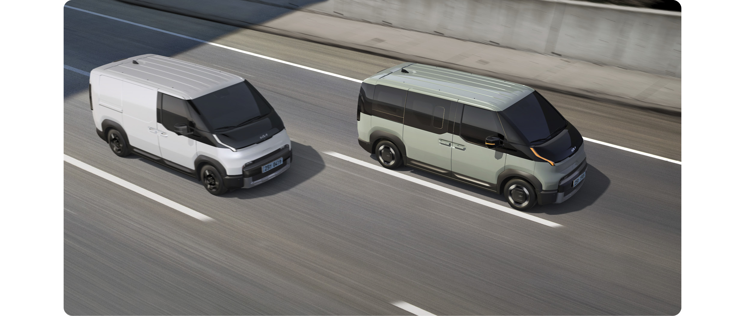 PV5가 주행 중인 모습