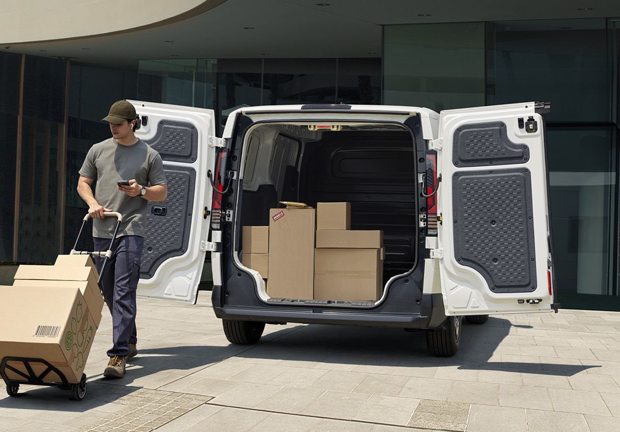 PV5에 짐을 적재하는 모습