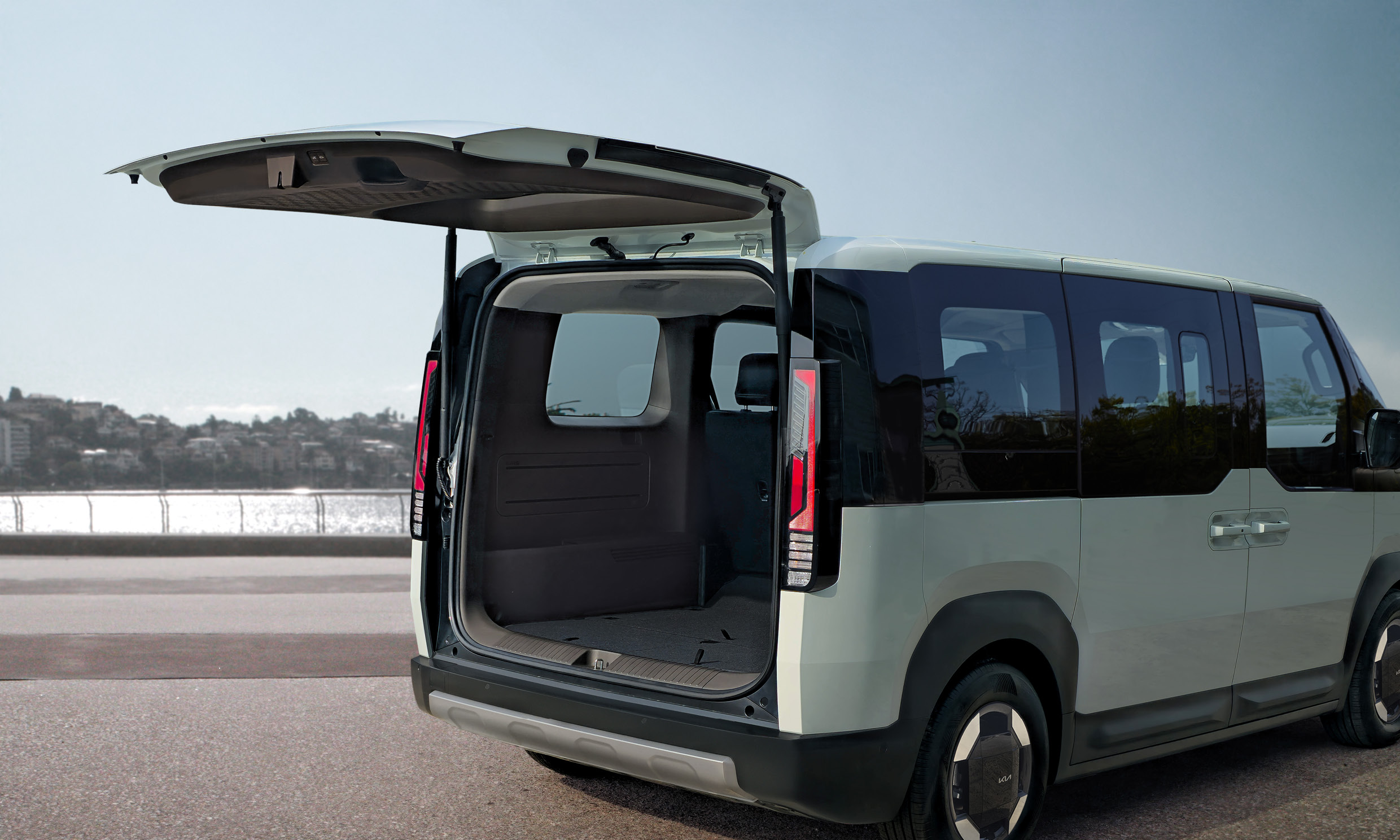 테일게이트를 개방하고 있는 PV5의 리어 쿼터뷰