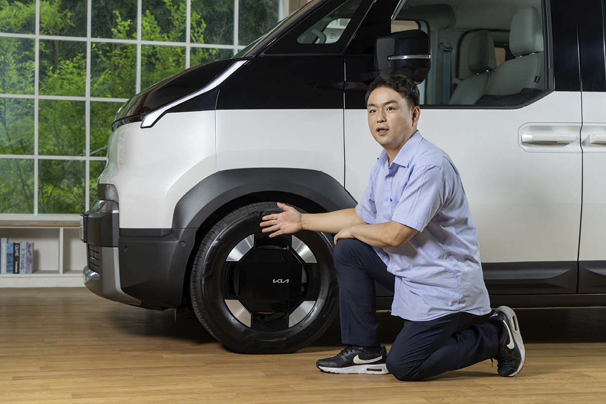 이승학 책임연구원이 PV5의 플랫폼에 대해 설명 중이다