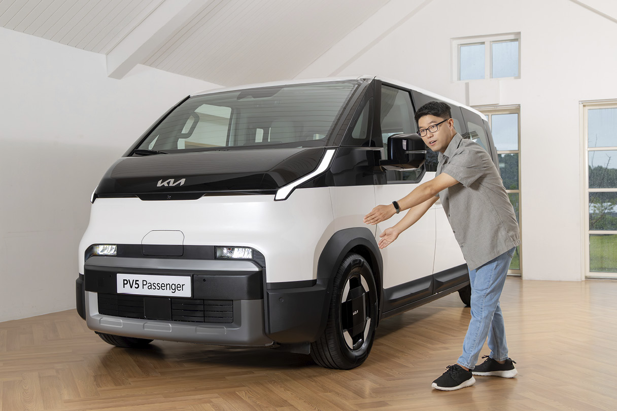 PV5의 패키지에 대해 설명하는 연구원의 모습