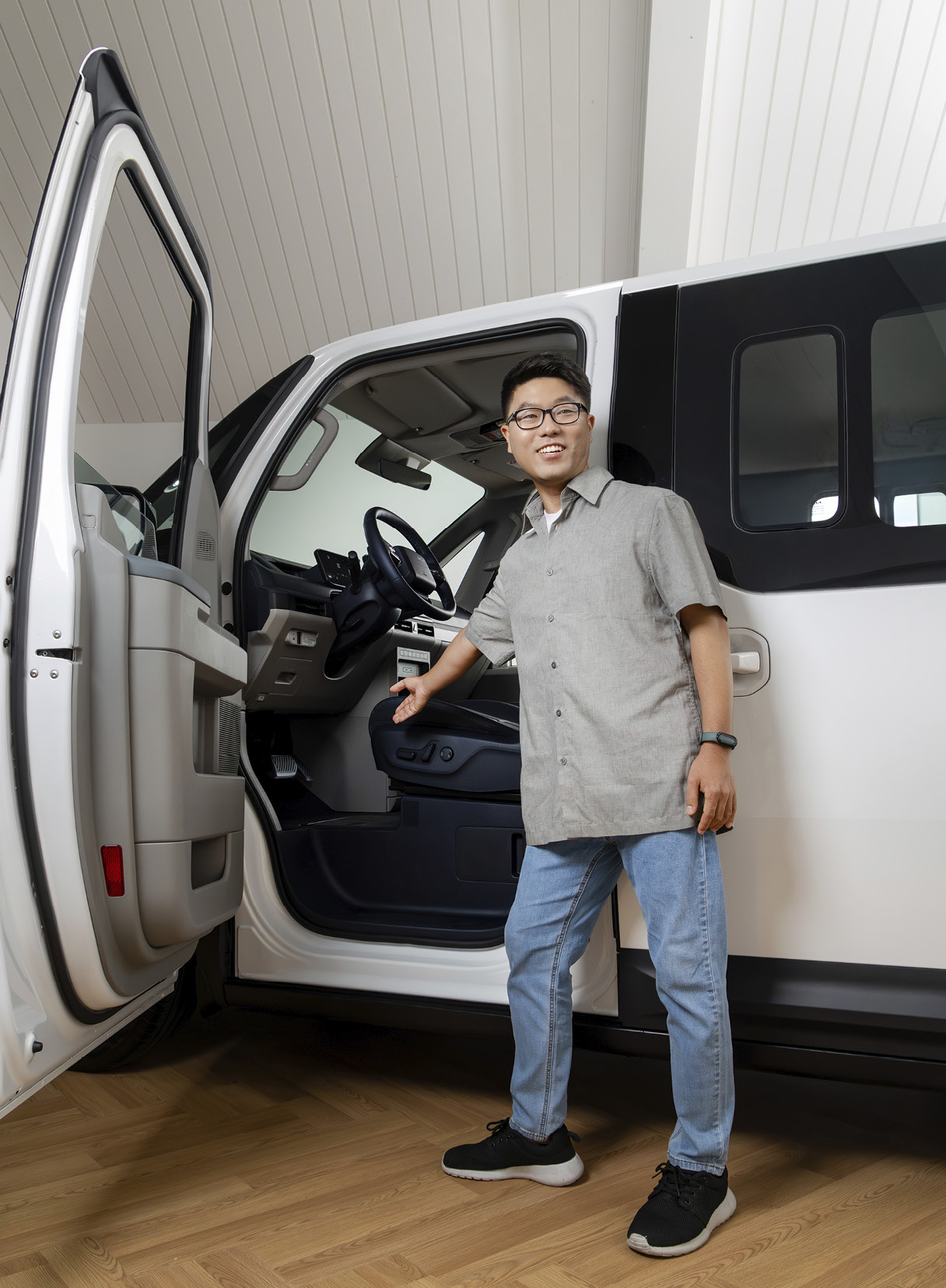 기아 PV5 시트에 대해 소개하는 연구원의 모습