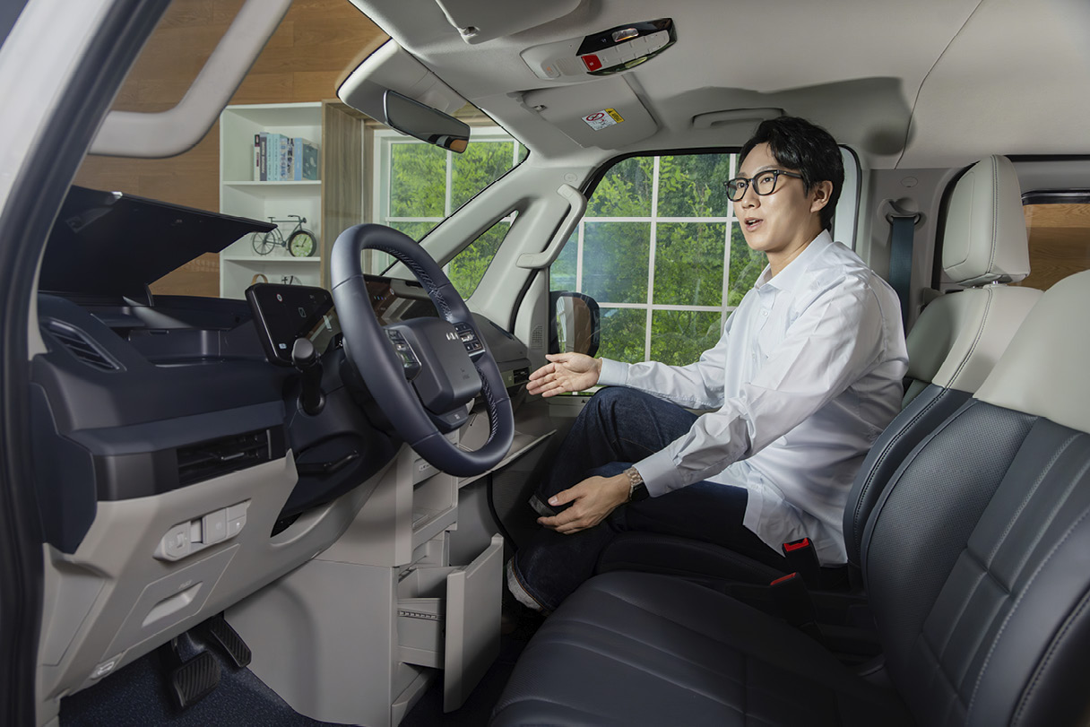 동승석 공간에 대해 설명하는 연구원의 모습