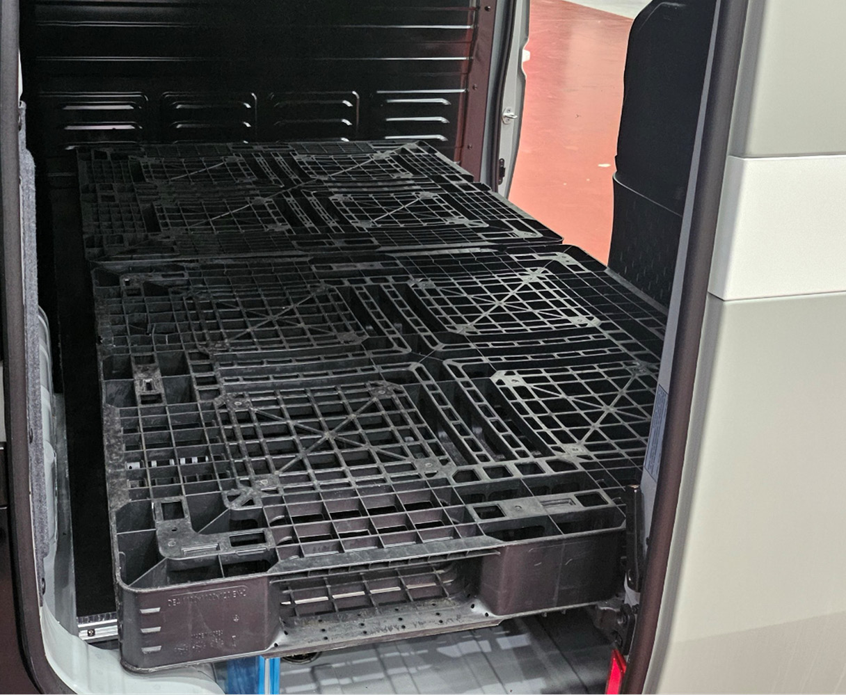 PV5 카고 적재함에 팔레트를 적재한 모습