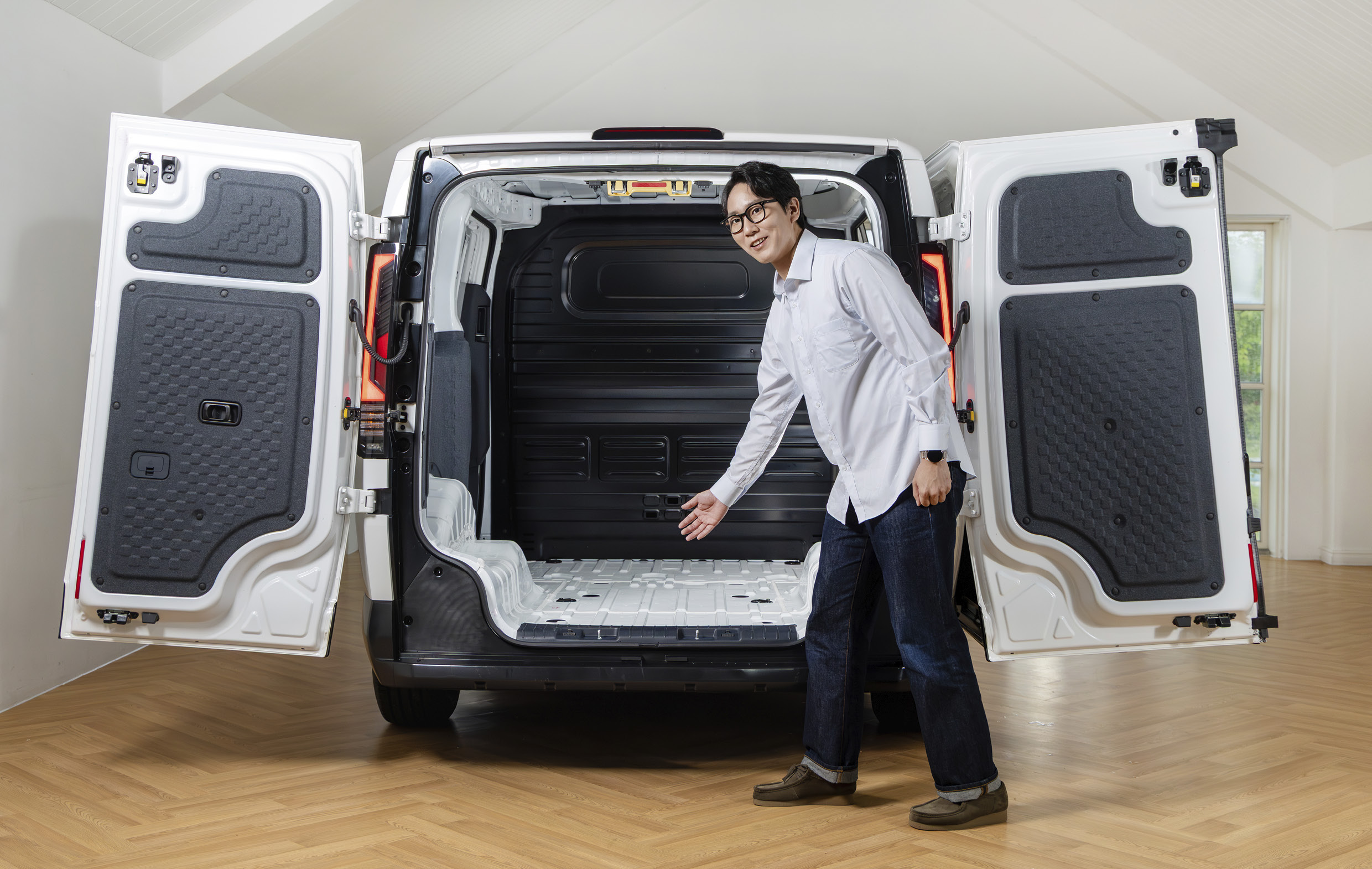 테일게이트 적재고에 대해 설명하는 연구원의 모습