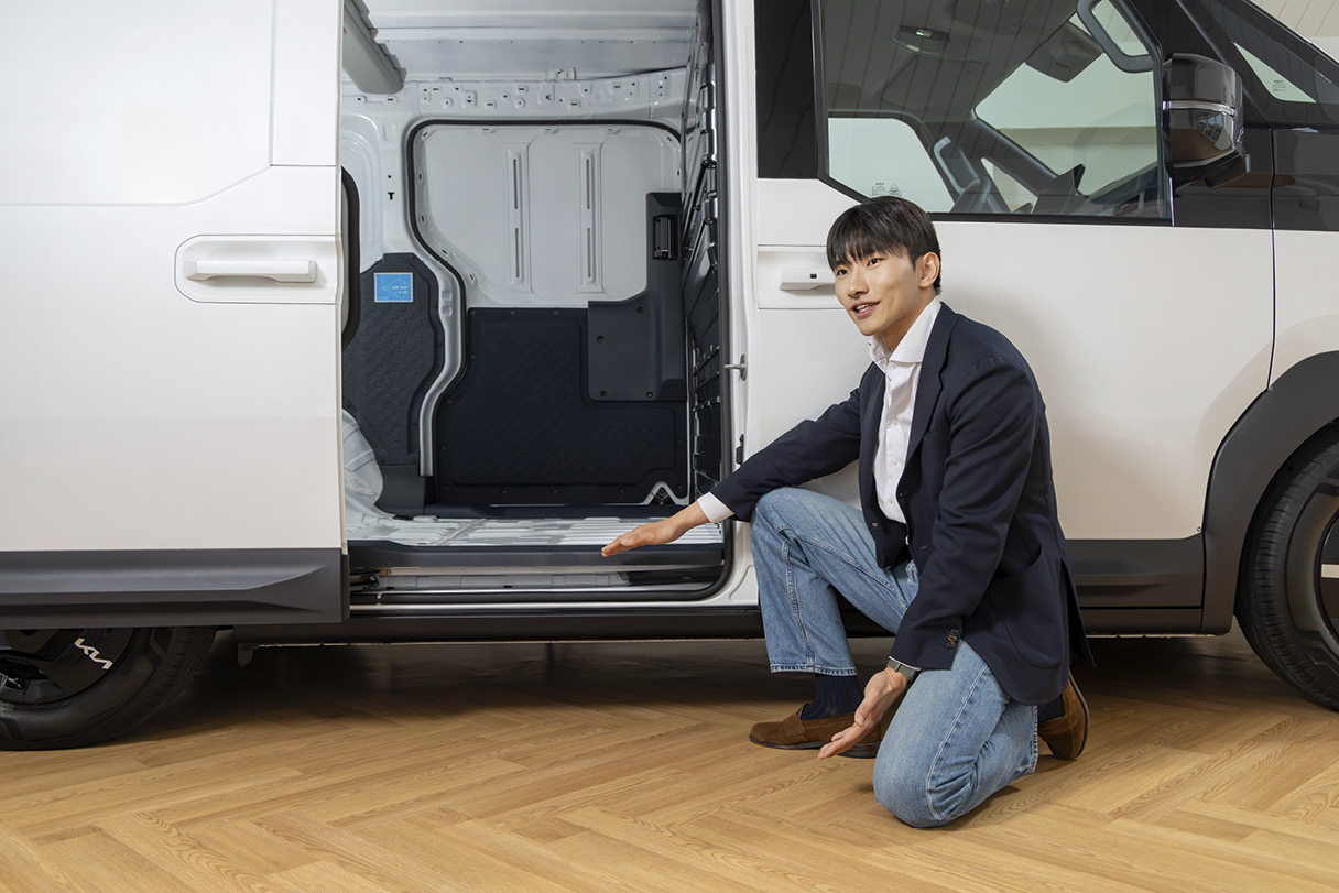 승하차 편의성에 대해 설명하는 연구원의 모습