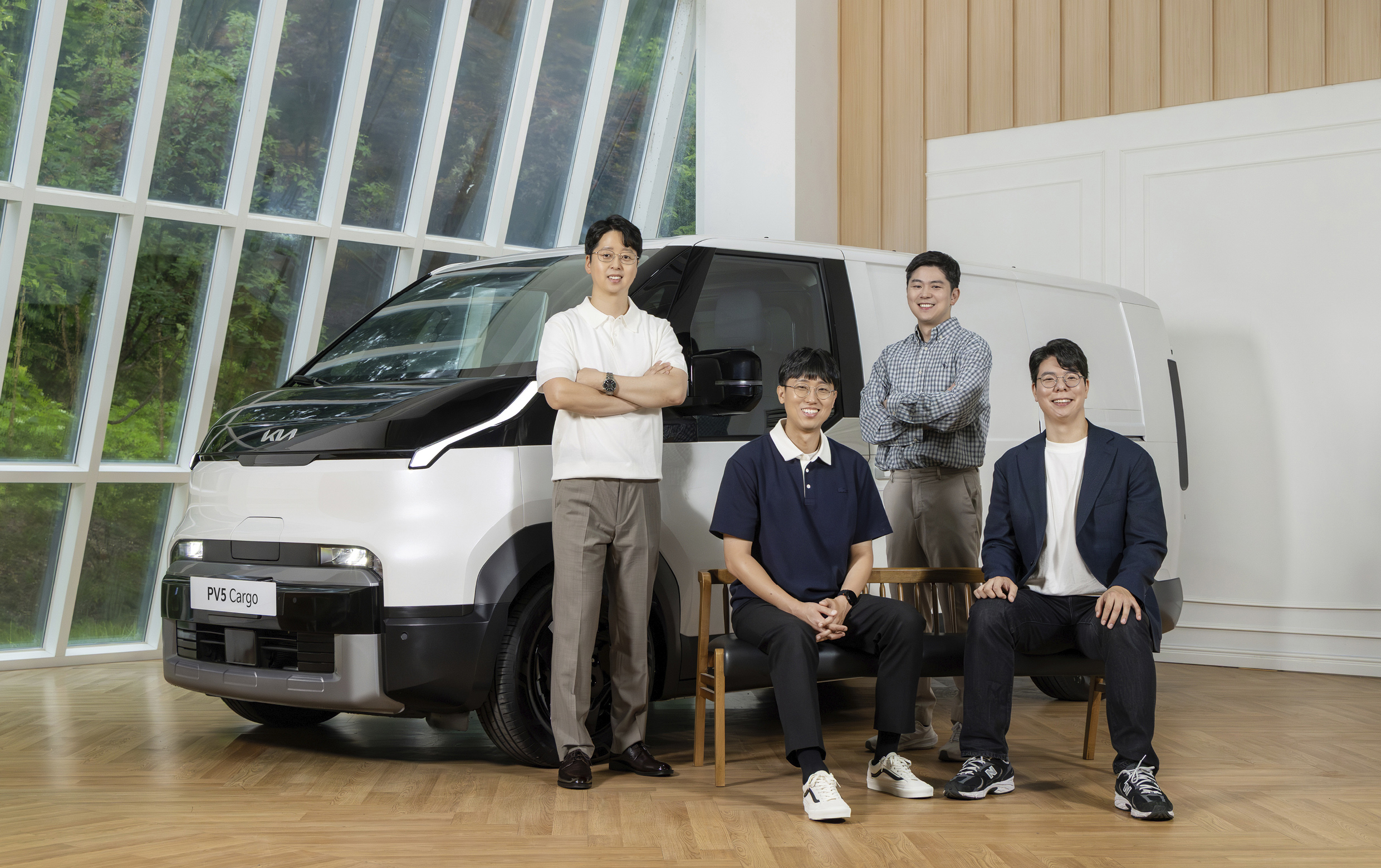 EV9과 연구원들이 함께 서 있는 모습