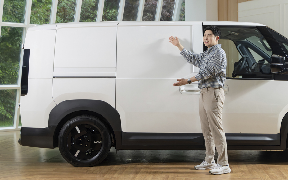 플렉시블 바디 시스템에 대해 설명하는 연구원의 모습