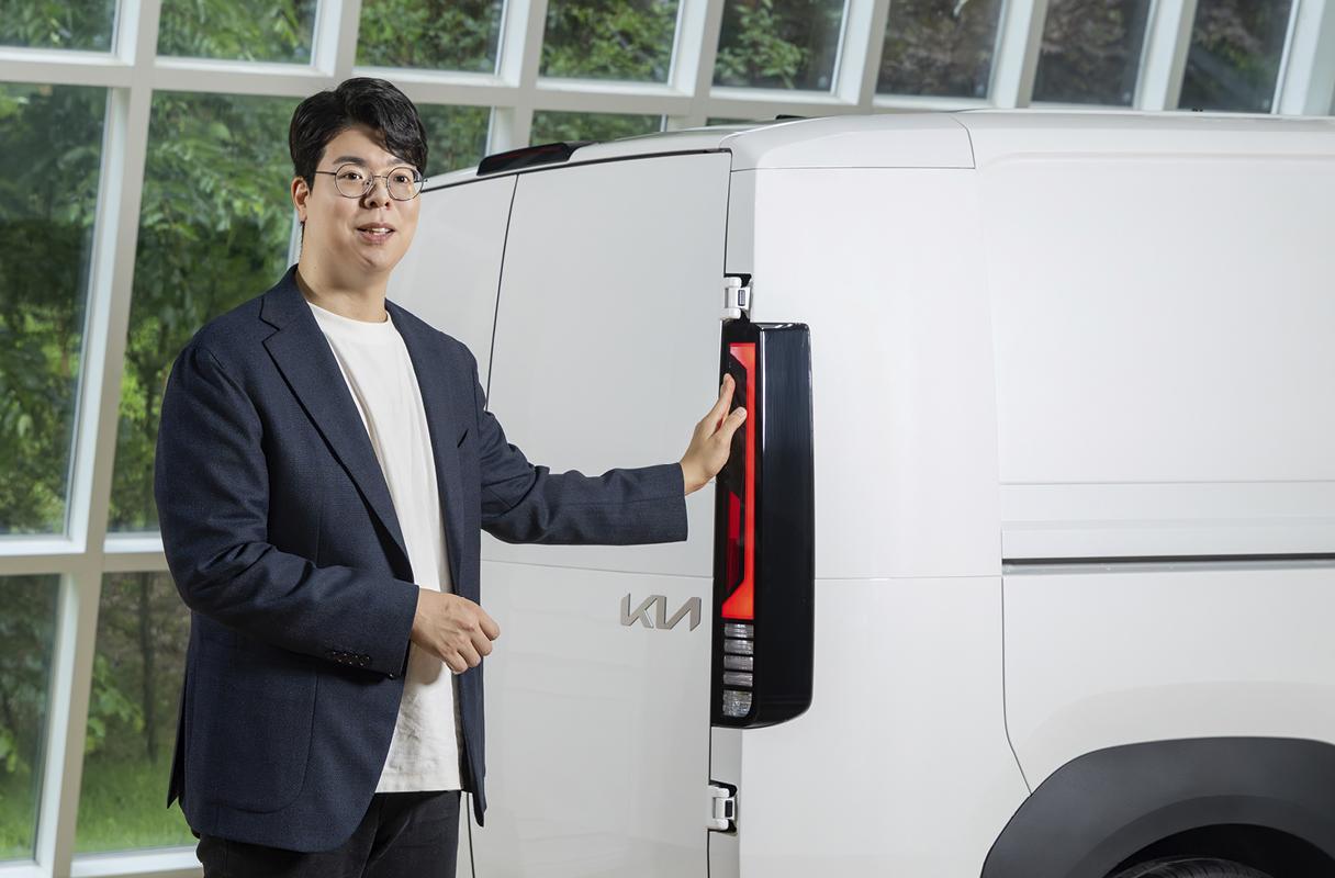 플렉시블 바디 시스템에 대해 설명하고 있는 연구원의 모습