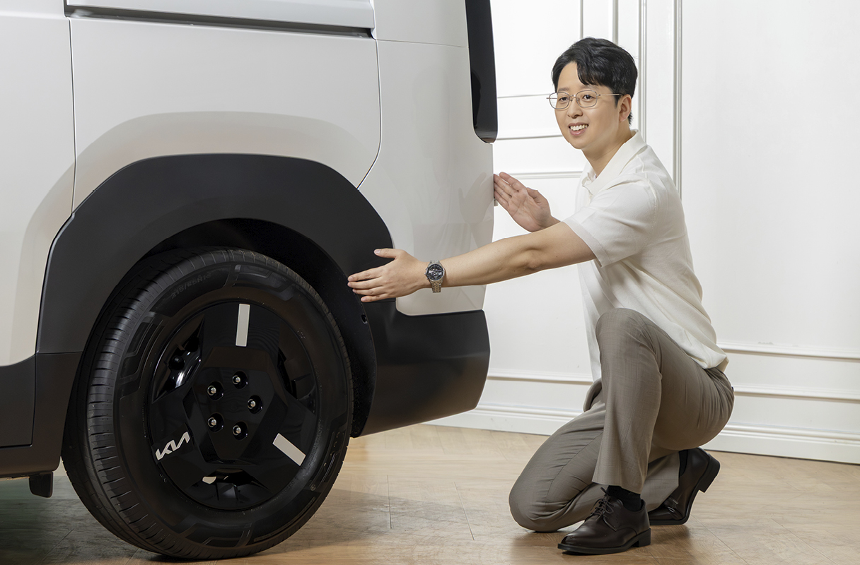 플렉시블 바디 시스템에 대해 설명하는 연구원의 모습