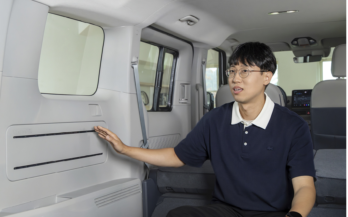 플렉시블 바디 시스템의 실내 부분 특징에 대해 설명하는 연구원의 모습