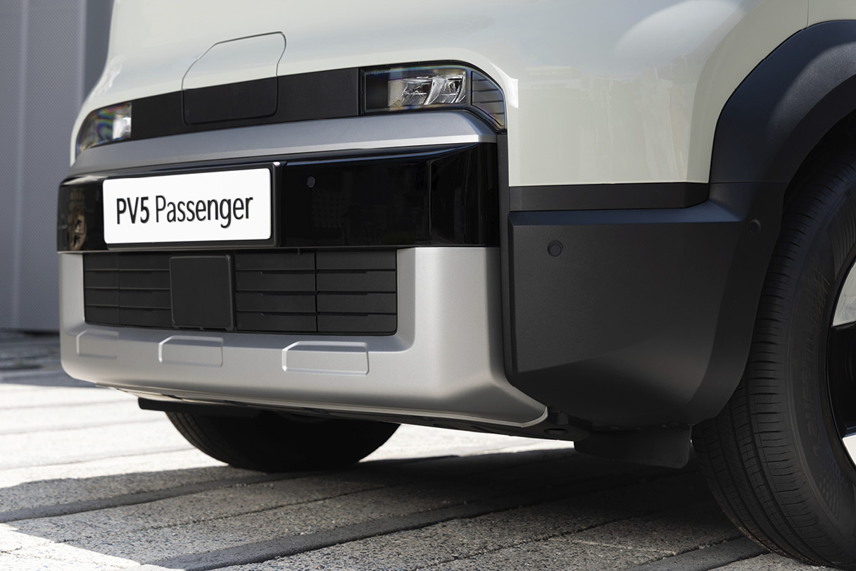 기아 PV5의 3분할 범퍼를 강조하는 사진