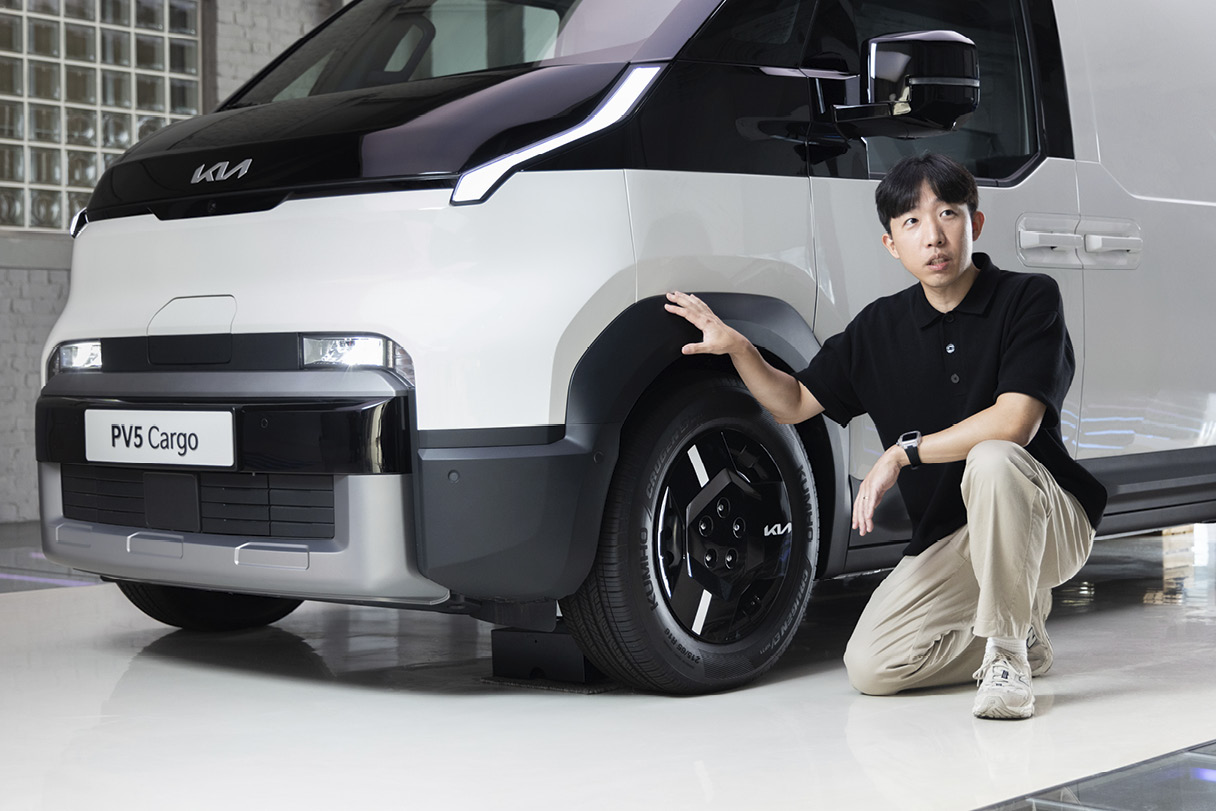 휠 클래딩에 대해 설명하고 있는 연구원의 모습