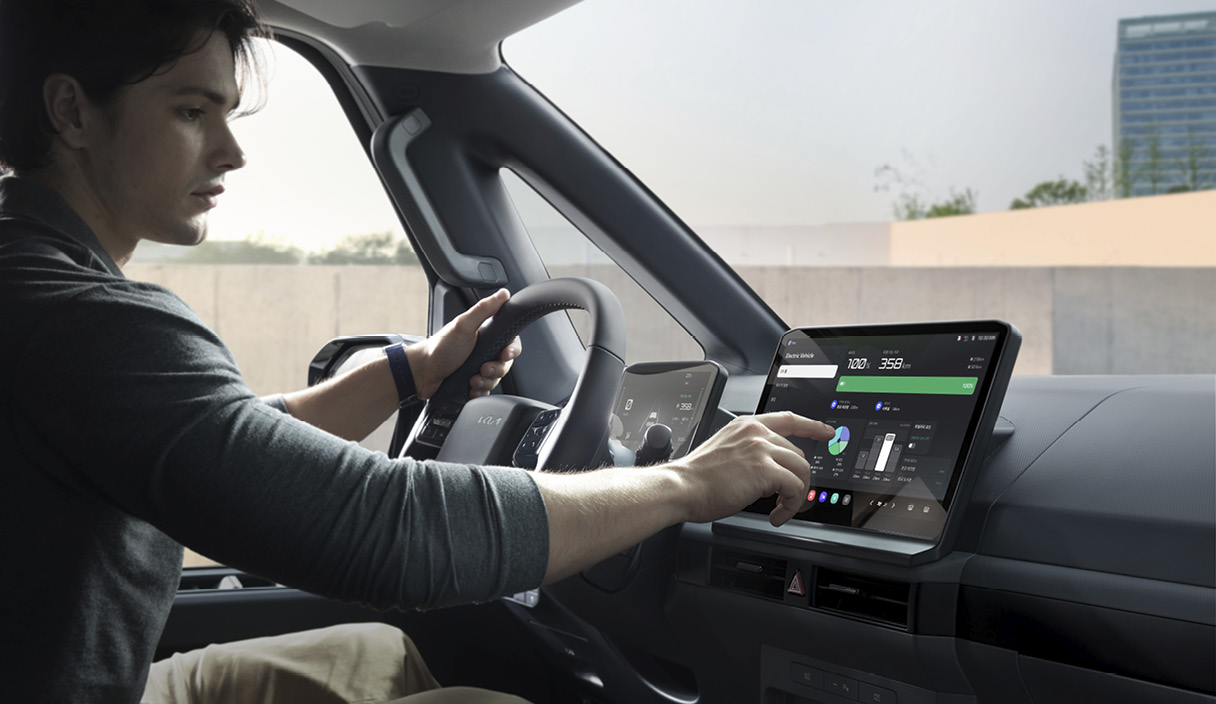 PV5의 인포테인먼트 시스템을 조작하는 모습