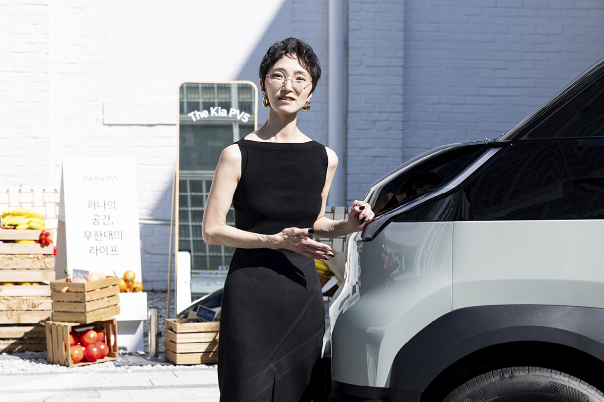 PV5의 외장 컬러에 대해 소개하는 디자이너의 모습