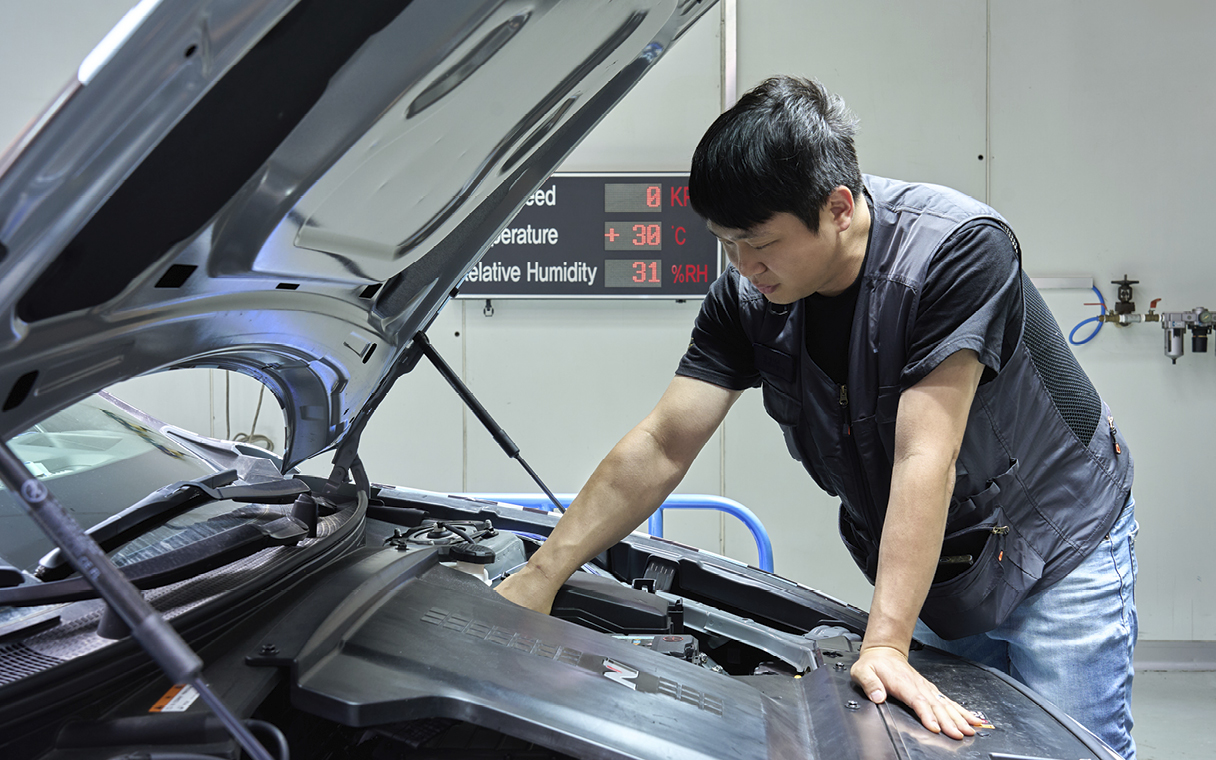 Checking the condition of the vehicle in a high temperature environment