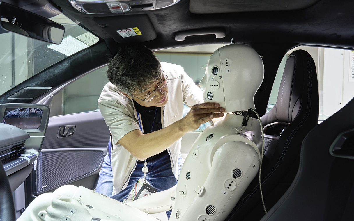 A researcher installing a thermal mannequin
