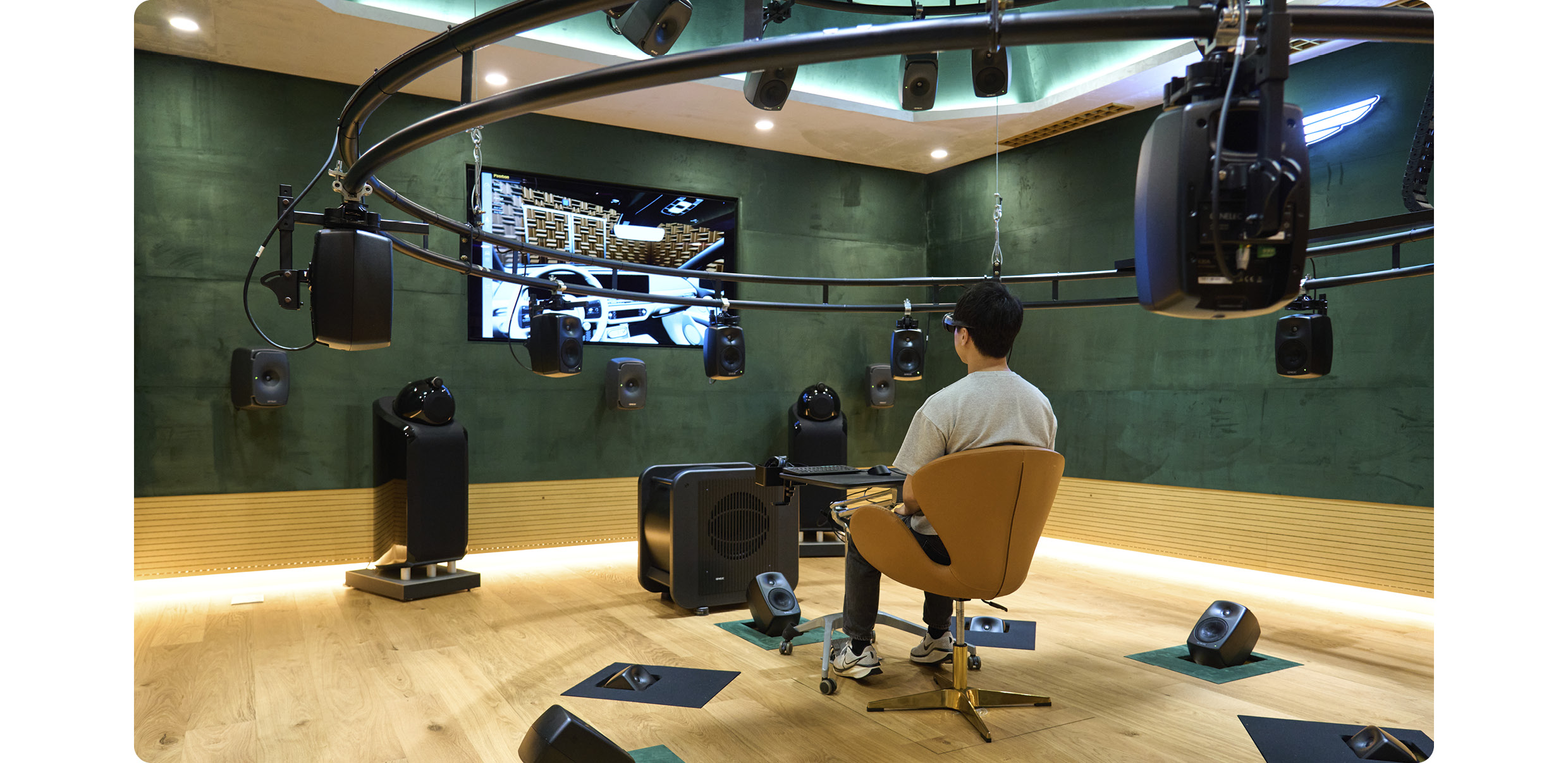 몰입음향 청취실에서 VR 시험을 하는 모습