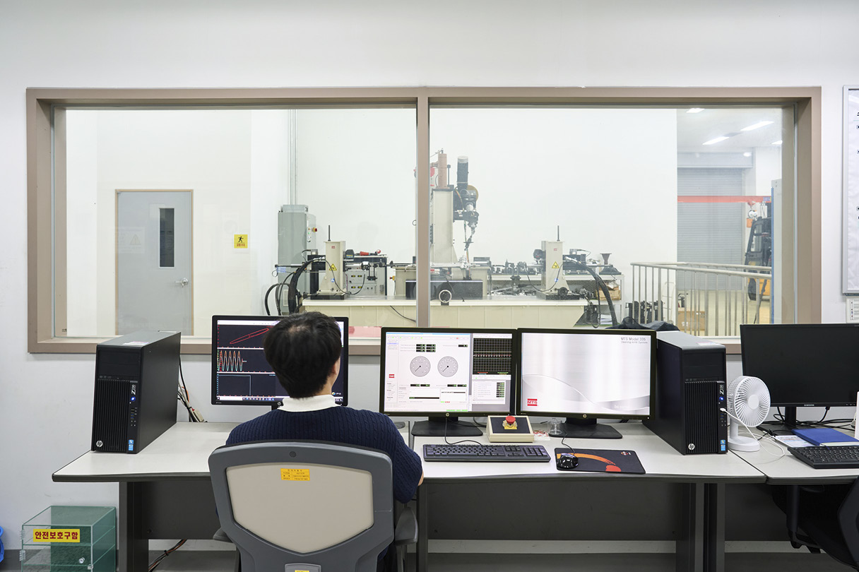 시험 중인 연구원의 뒷모습