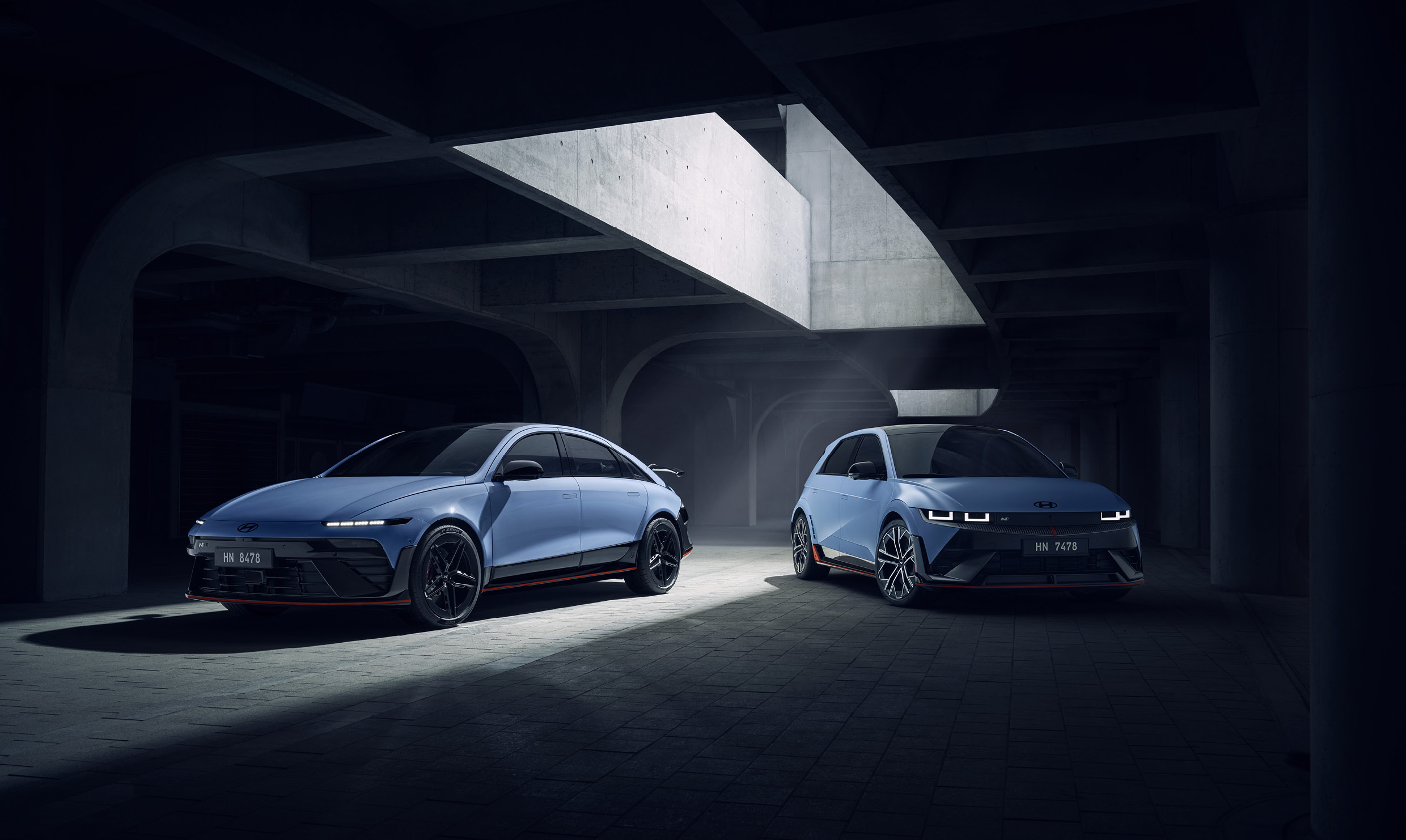 아이오닉 6 N과 아이오닉 5 N이 나란히 서있는 모습