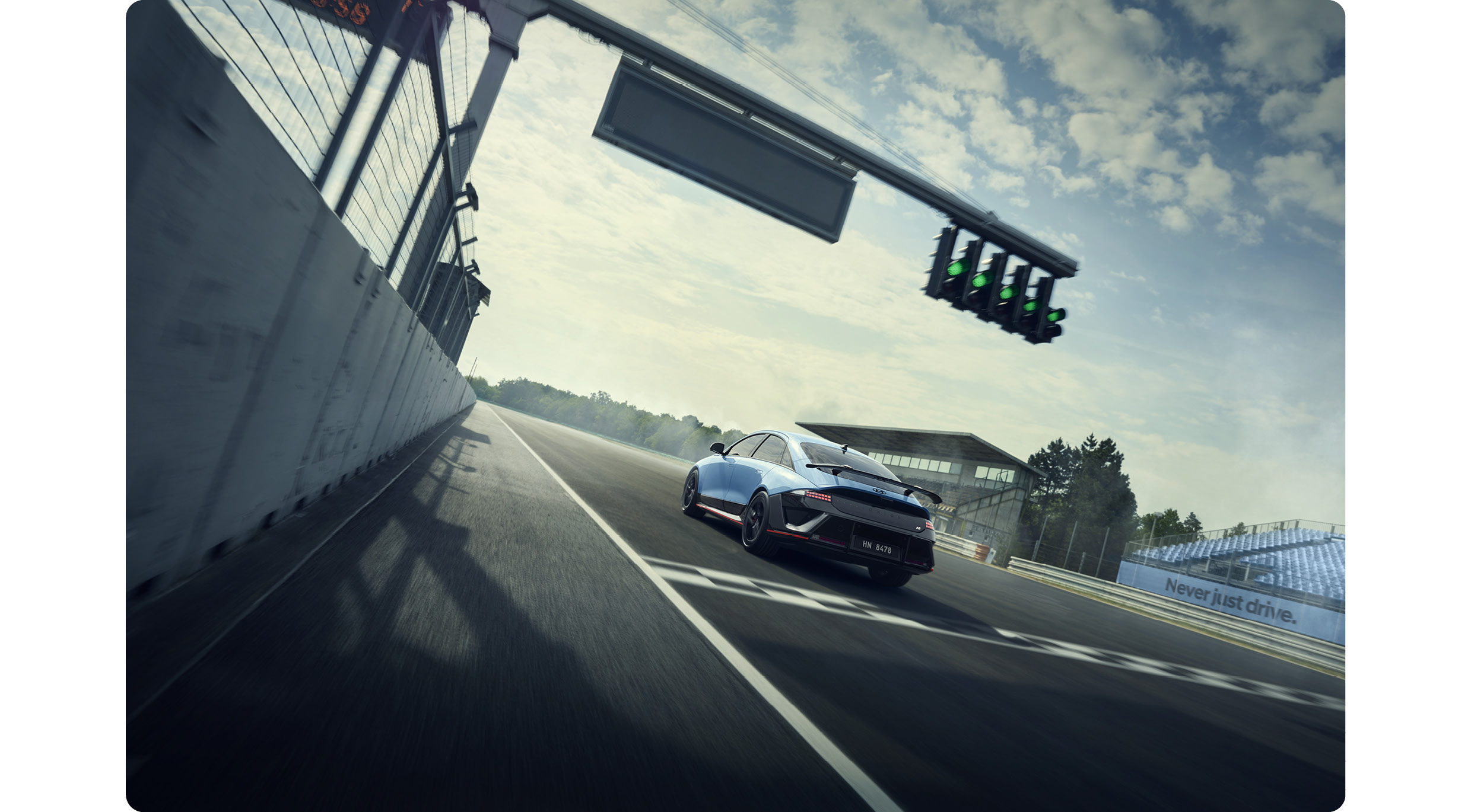 아이오닉 6 N이 서킷을 달리고 있는 모습