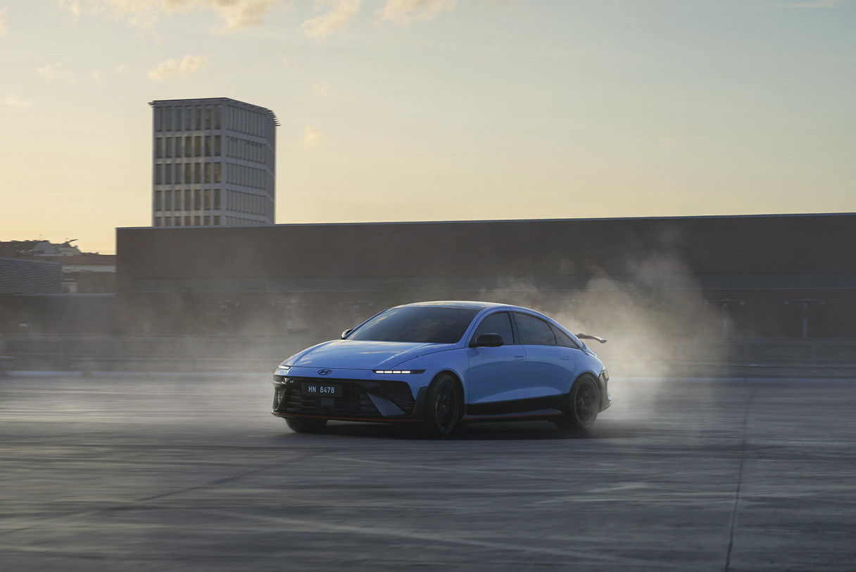 아이오닉 6 N이 흙먼지를 일으키며 달리고 있다