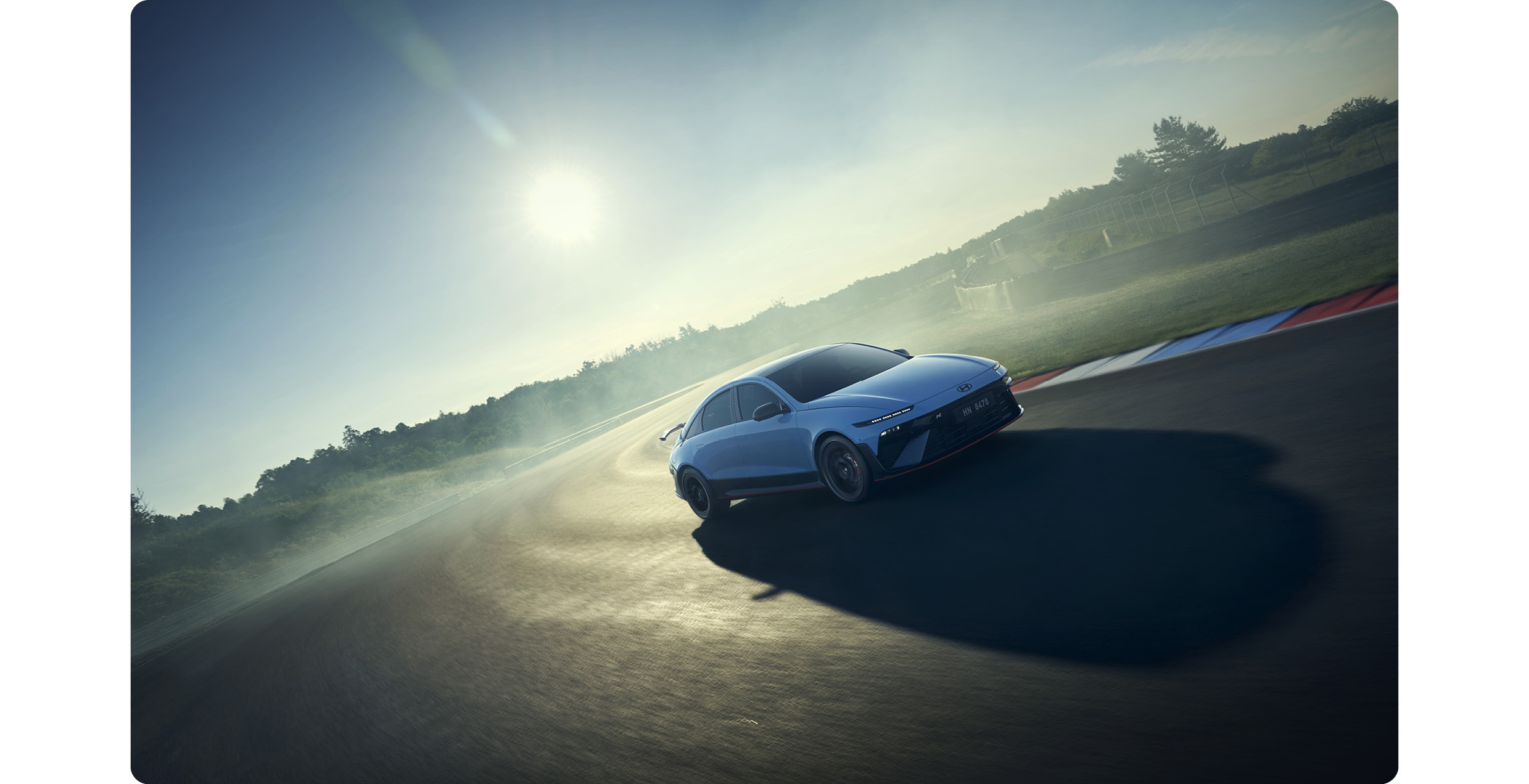 아이오닉 6 N이 서킷을 달리고 있는 모습