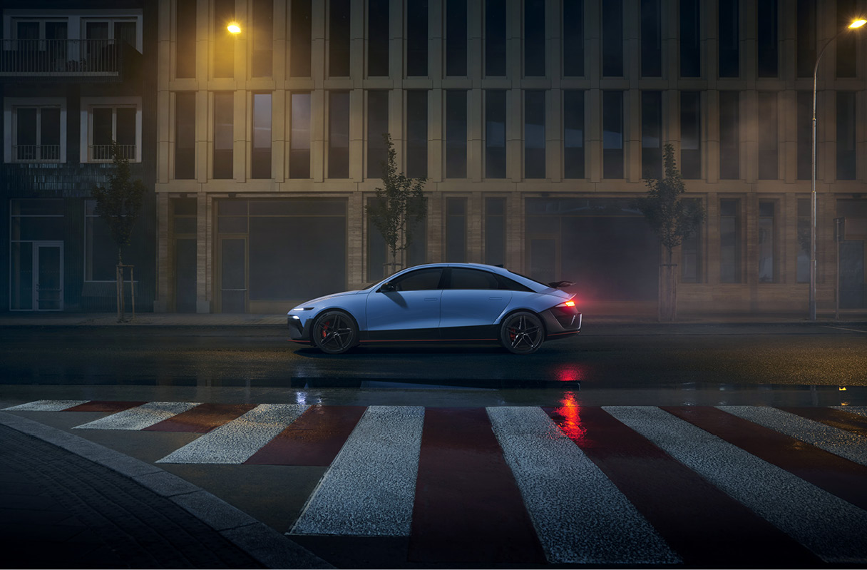 도심 속 아이오닉 6 N의 옆 모습