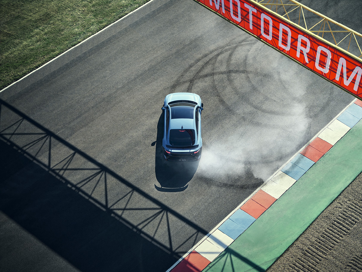 서킷 위에 놓인 아이오닉 6 N