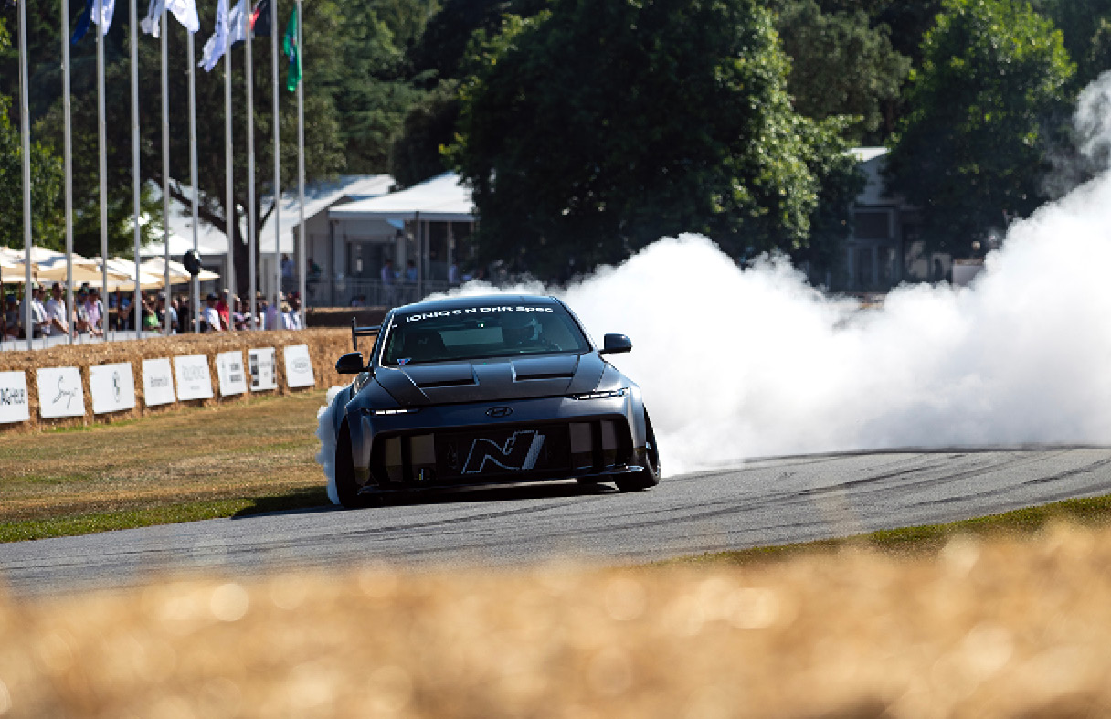 조선구 씨가 굿우드 페스티벌 오브 스피드에서 아이오닉 6 N 드리프트 스펙을 운전하는 모습