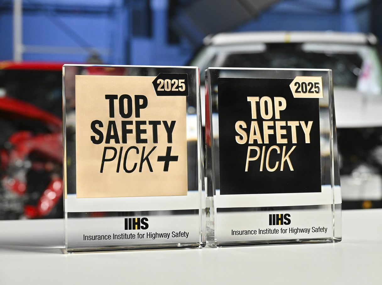 IIHS 수상 트로피가 나란히 진열된 모습