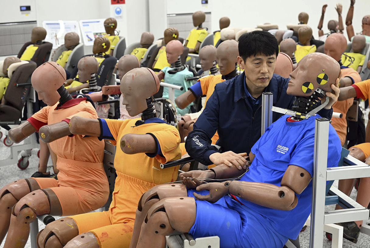 현대차그룹 충돌 안전성 개발에 동원하는 인체 더미를 사용하는 모습
